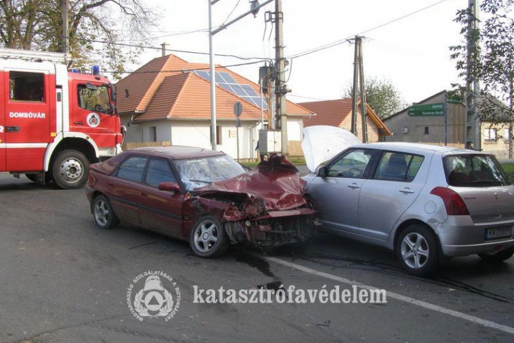 Két személyautó és egy teherautó ütközött Dombóváron 