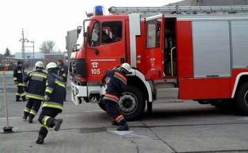 Vasárnap este egy villanyoszlopot döntött ki egy személygépkocsi Dombóváron, a Kórház utcában
