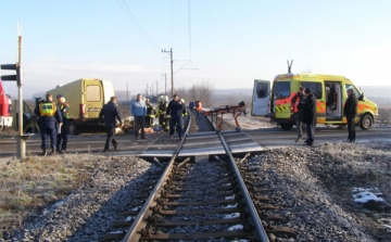 Tehervonattal ütközött egy furgon Dombóvár és Mágocs között 
