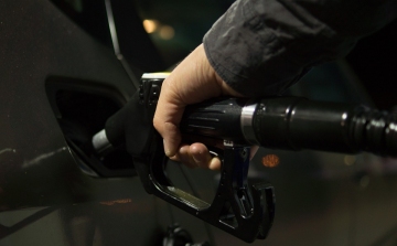 Csökken a benzin ára, a gázolajé nem változik