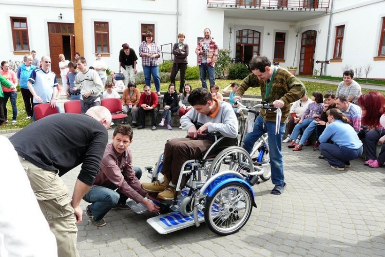 Kerekesszék-szállító kerékpárt vett a dombóvári napközi otthon