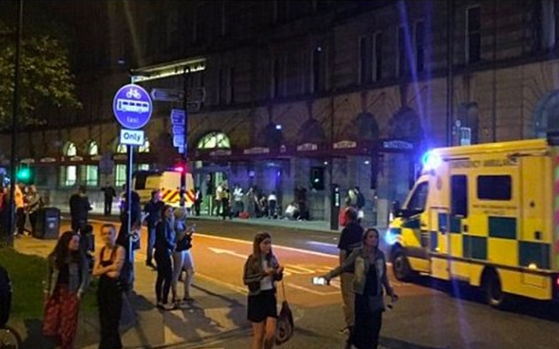 Robbantás történt Manchesterben egy koncert után - 19 halott és körülbelül 50 sérült