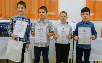 A József Attila Iskola öt gárdáját díjazták a Bolyai matek csapatversenyen