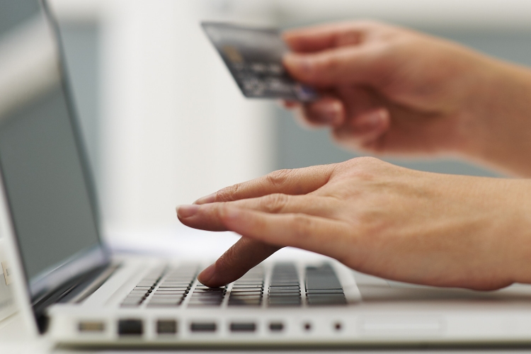 A vártnál nagyobb lehet az online vásárlások részaránya az adventi hetekben