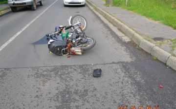 Autó és motorkerékpár ütközött Újdombóváron