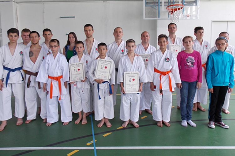 Dombóvári Karatesuli: Sikeres mestervizsgák a központi nyári edzőtáborban