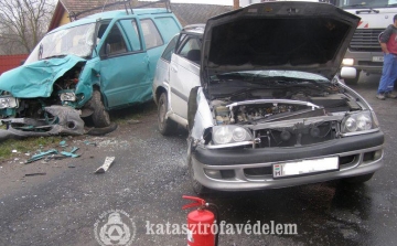 Egy személygépkocsi és egy kisbusz ütközött Dombóvárnál
