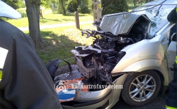 Traktor és autó ütközött össze Dombóváron (frissítve)