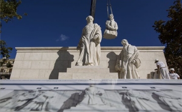 Felállítják a Kossuth-szoborcsoport másolatát a Parlament előtt