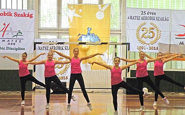 Bronzérmesek a Belvárosi Iskola aerobic szakkörösei a Diákolimpia döntőjén