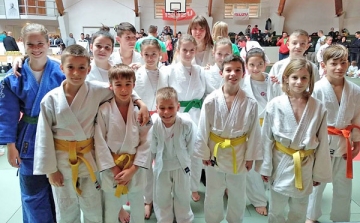 12 dombóvári érem a Barcsi Regionális Judo Versenyen