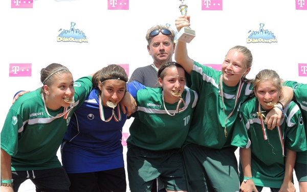 Dombóvári focista lány a nyertes diákolimpiai csapatban