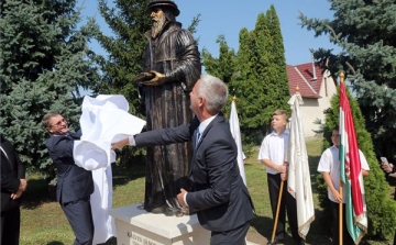 Varga Gábor dombóvári szobrász alkotását avatták fel Halmajon