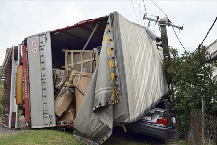 Háznak csapódott egy kamion a Vas megyei Kisunyomnál
