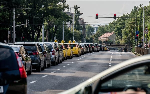 Vasárnap déltől felfüggeszti a szolgáltatást az Uber Magyarországon