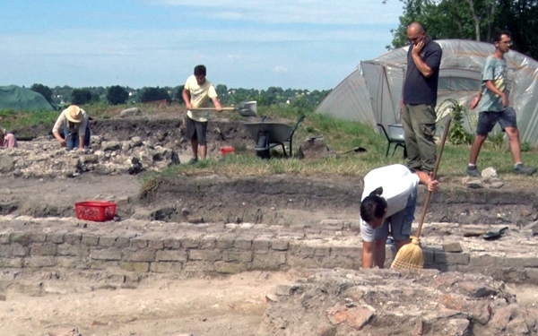 Folytatódik az ásatás a Gólyavár környékén