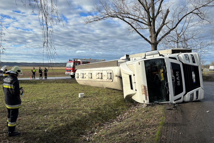 Az oldalára dőlt egy kamion Mágocs külterületén
