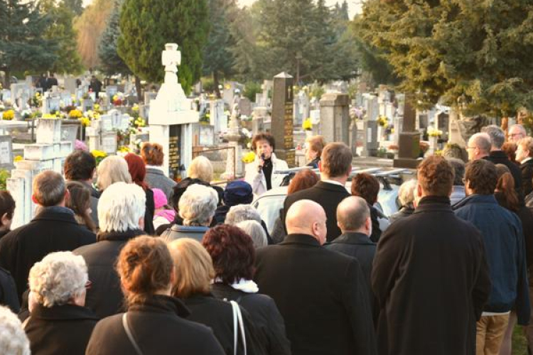 Emlékidéző séta a a dombóvári egyházi temetőben