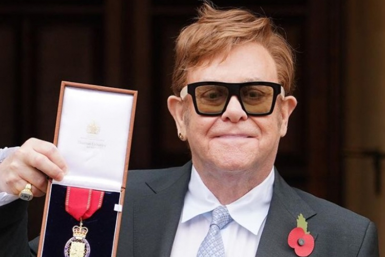 A brit becsületrend tagjává avatták Elton Johnt