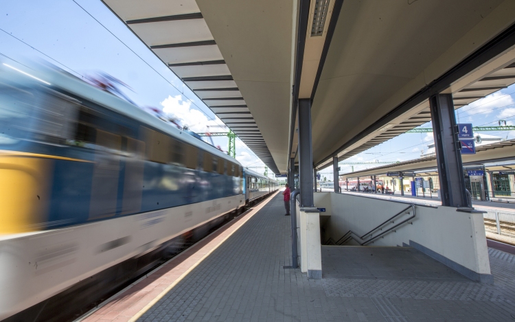 Változik a vonatmenetrend a munkanap-áthelyezés miatt