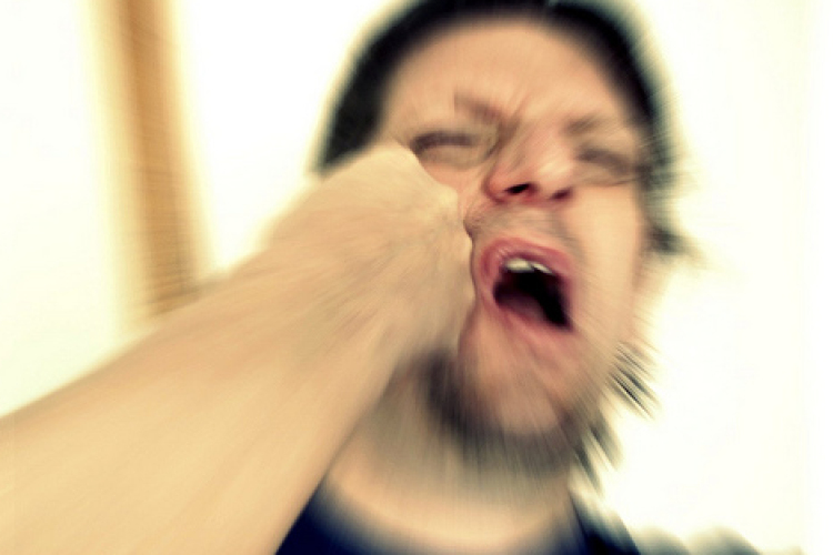 Garázdaság egy presszó előtt Dombóváron