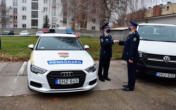 Új gépjárműveket kaptak a Tolna megyei rendőrök