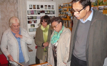 A Dombóvári Herbárium októberi programján az érdeklődők Nagyberkibe látogattak