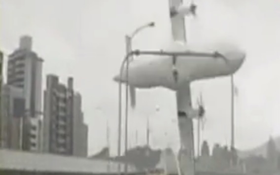Hitetetlen videó: így zuhant le ma egy tajvani repülő 