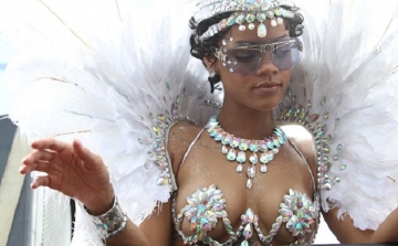 Rihannát talajrészegen vonszolták el a karneválról