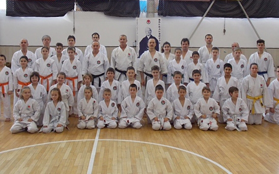 Edzőtáborban, majd övvizsgán vettek részt sikerrel a Dombóvári Karatesuli növendékei
