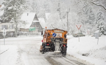 Közúti balesetek történtek, fák dőltek ki a havazás miatt Nógrádban