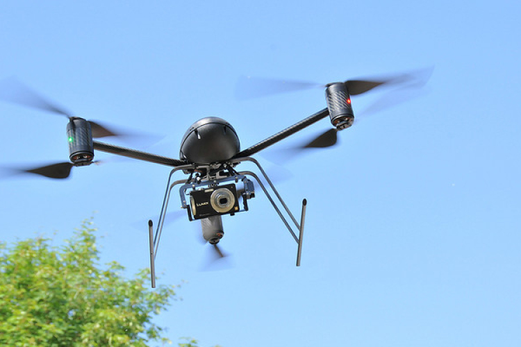 Bárkit megfigyelhetnek drónokkkal