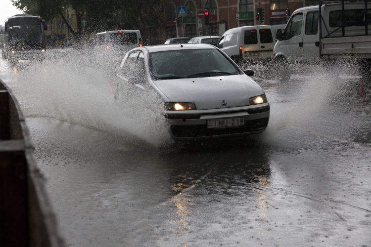 Vihar - Autók süllyedtek el az esővízben Budapesten
