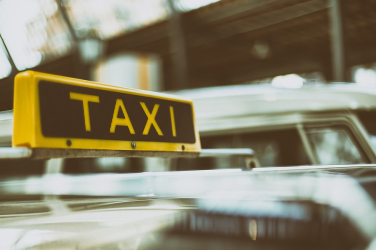 Taxival akart Ausztriába vinni migránsokat egy férfi