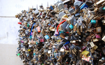 Kétméteres acélcsövekből készül az új pécsi lakatfal