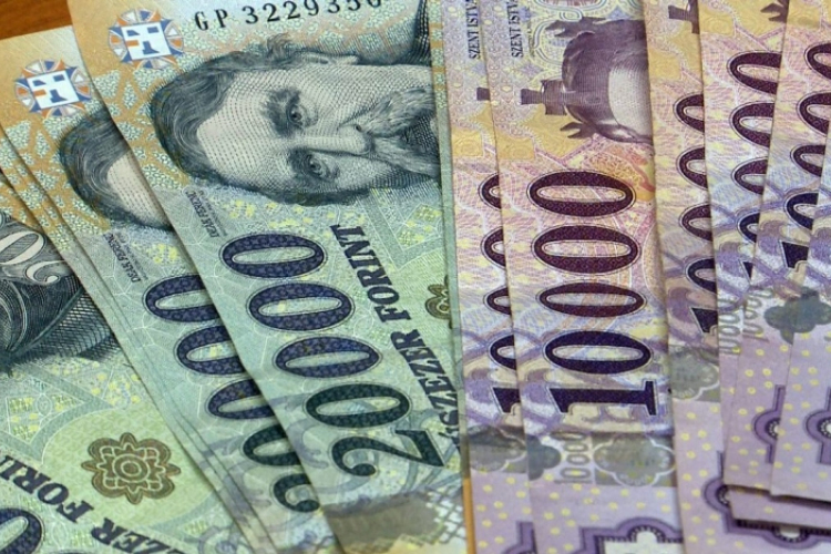 Évi 7 millió forinttal is többet kereshetnek a diplomások az érettségizettek átlagkeresetéhez képest