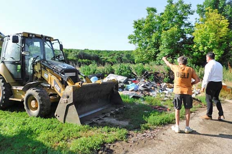 Illegális hulladéklerakó helyeket számolnak fel Dombóváron