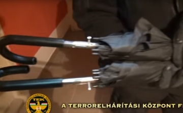 Esernyőnek álcázott fegyvereket gyártott egy férfi Pincehelyen - VIDEÓVAL