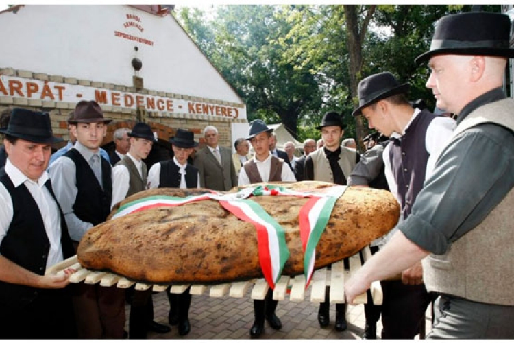 Dombóvári pék is részt vett a Kárpát-medence kenyere sütésében 