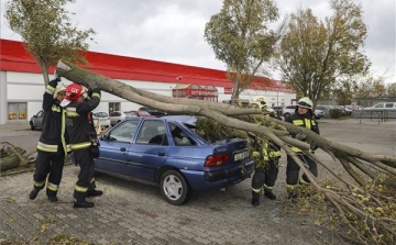 Komoly károkat okozott a viharos szél országszerte