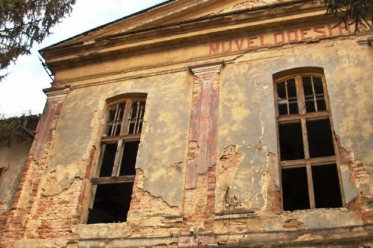 El kell végeznie Dombóvárnak az egykori Korona szálló állagmegóvását
