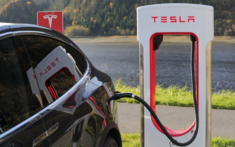 A Tesla elektromos pickup gyártására készül