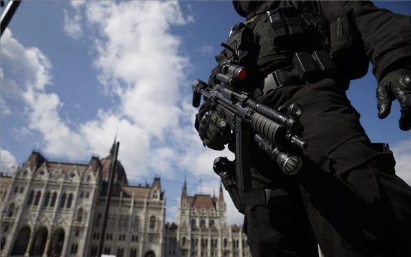 Terrorizmus: hasznos lenne a katonaság bevetése terrorcselekmény esetén