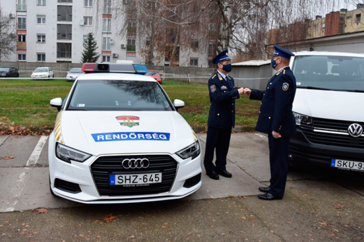 Új gépjárműveket kaptak a Tolna megyei rendőrök