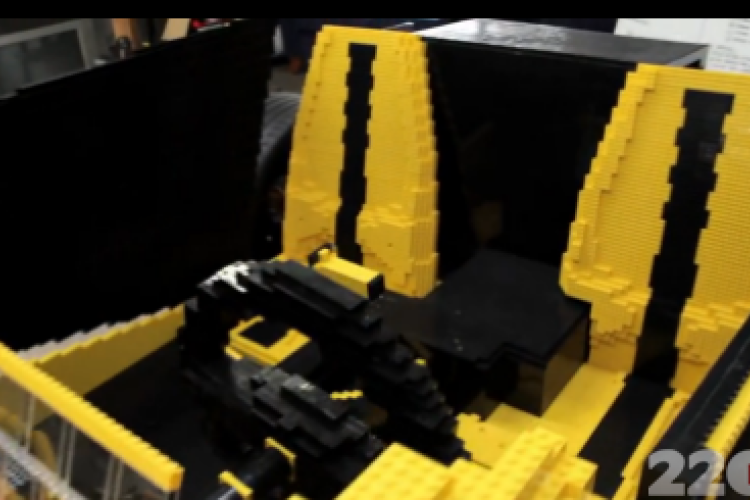 Legóból épített autót egy román srác (videó)