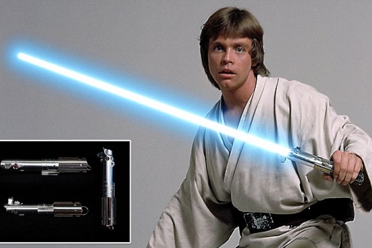 Elárverezik Luke Skywalker kardját