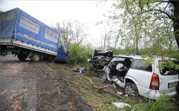 Két autó és egy kisteher ütközött - Ketten meghaltak Herceghalomnál
