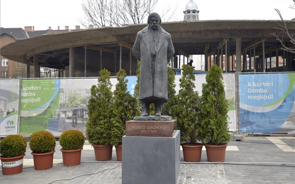 Visszahelyezték Móricz Zsigmond szobrát a körtérre