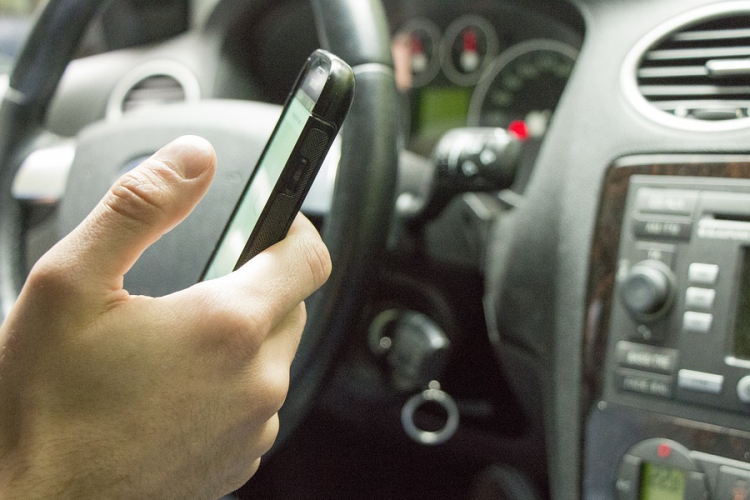 Akció indul a vezetés közben mobilozók kiszűrésére