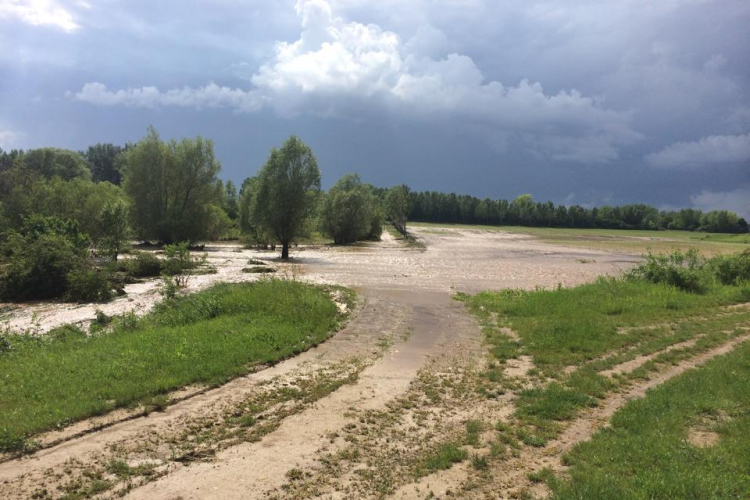 Dombóváron a Tüske tó vize átlépte a tó töltését